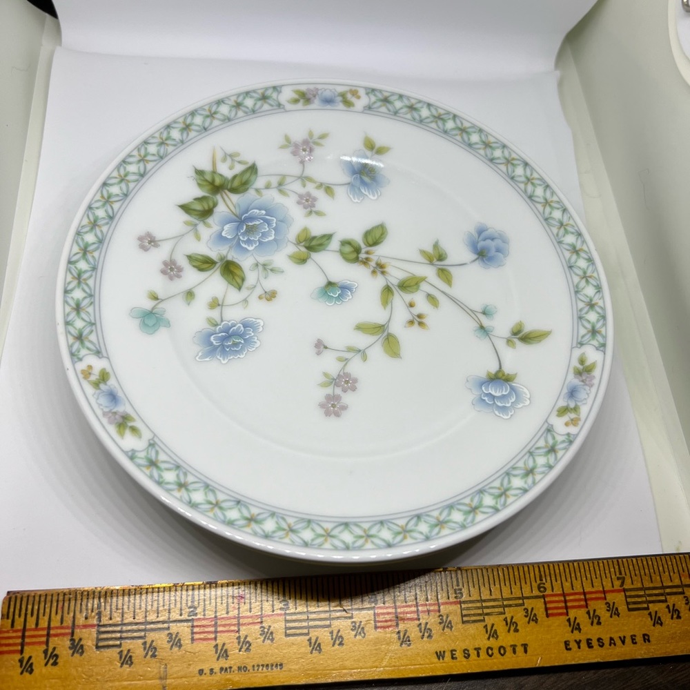 Noritake Ireland China Bread and Butter plates (set of 4). EUC.